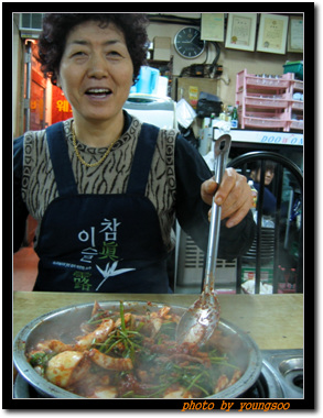 식당 입구에서 줄 서있는 손님들에게 요구르트를 나눠주며 주문을 받아내는 능숙한 아주머니가 주인장인 줄은 전혀 모르고 있었다. 자연스레 웃으시라고 했지만 역시 조금은 어색해 보이는 건 어쩔 수 없다 ^^+ 